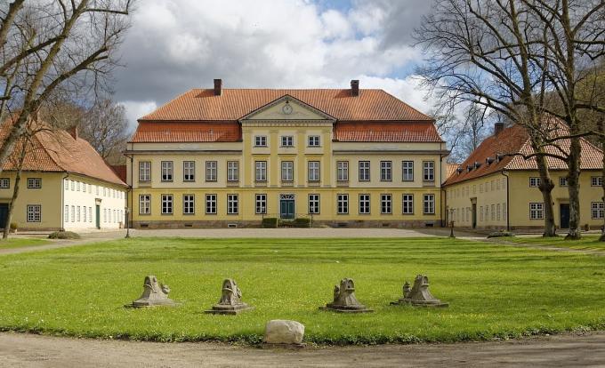 Herregården Emkendorfs hovedbygning. Foto fra 2016. Herregården Emkendorfs hovedbygning. Foto fra 2016.