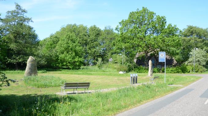 Mindesten for fundet af Guldhornene, hvor der står, hvem der fandt dem. Foto fra 2024. Mindesten for fundet af Guldhornene, hvor der står, hvem der fandt dem. Foto fra 2024.