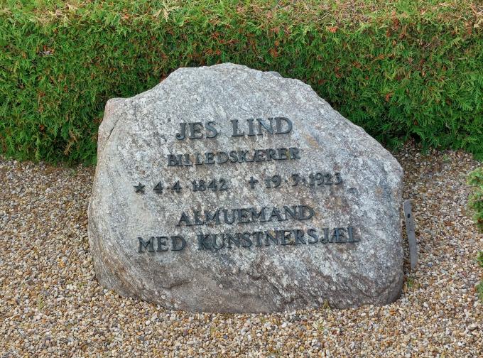 Jes Lind ligger begravet på Roager Kirkegård. Foto fra 2022.
