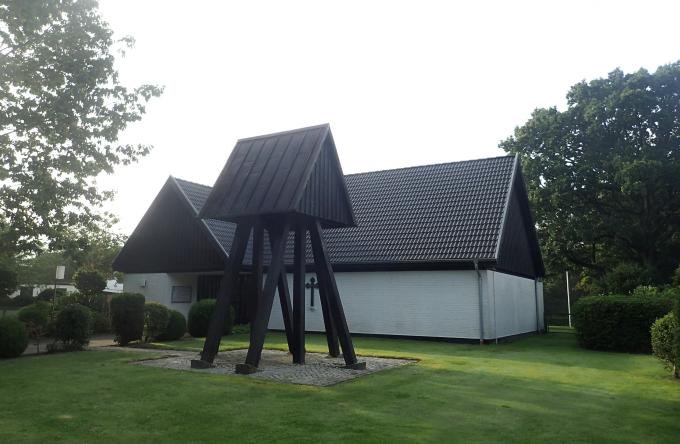 Nationale postkort, 1927 Se billedet i fuld størrelse Nummer	B2334 Type	Billeder Beskrivelse	Tegning af bonde, der pløjer en mark med hesteforspand. I baggrunden en gård, en kirke og en landsby med mølle. Foran på kortet står: Dansk Jord paa danske Hænder. Bag på kortet står: Til Fordel for Landeværnet. Årstal	1927 Dateringsnote	Signatur i nedre højre hjørne LT. 27 Fotograf	Hans Beck´s Boghandel, Tønder Størrelse	9 x 14 cm Materiale	S/h positiv: Arkiv	Arkivet ved Dansk Centralbibliotek for Sydslesvig