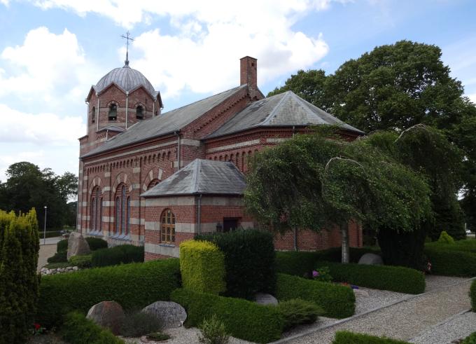 Sommersted Kirke med det karakteristiske tårn.