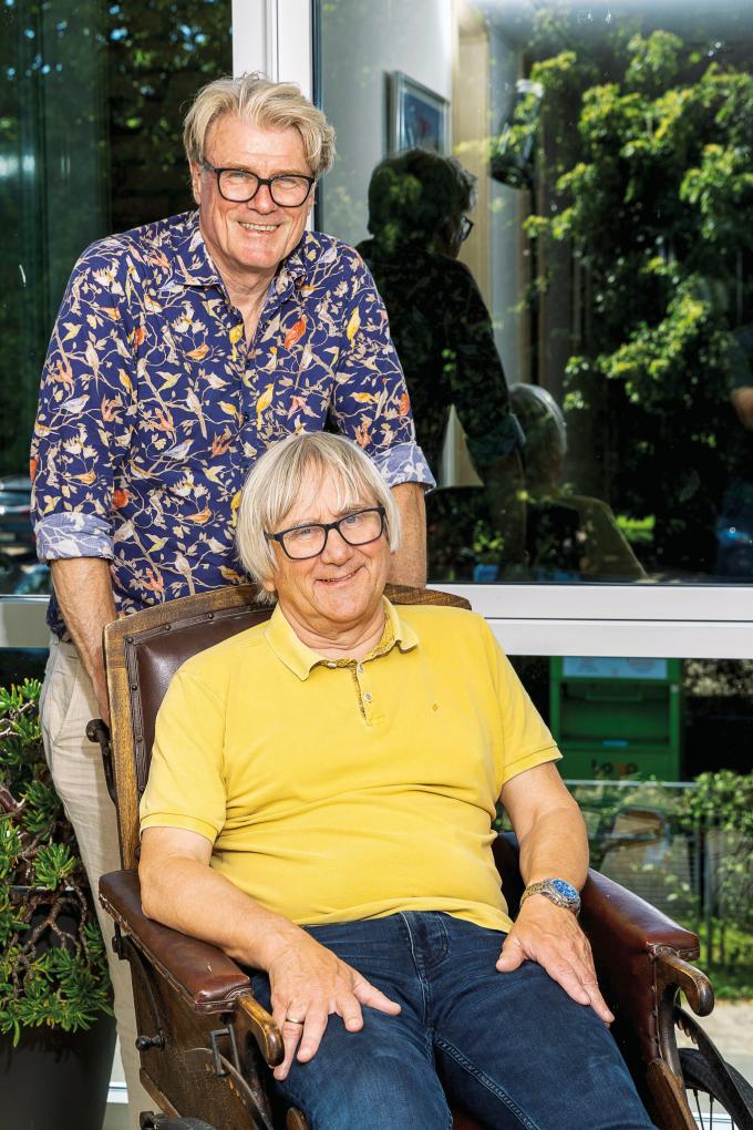 Poul Struve Nielsen (stående) og Tom Petersen har fået samme operation på hver sin side af grænsen. Poul Struve Nielsen (stående) og Tom Petersen har fået samme operation på hver sin side af grænsen.