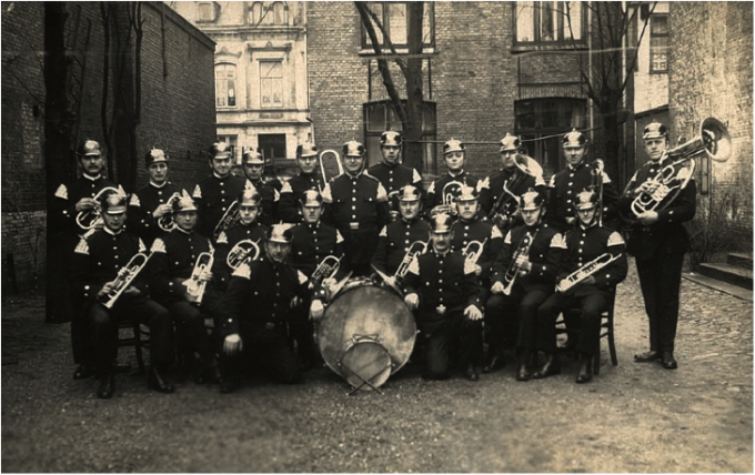 Aabenraa Brandværnsorkester i gården ved Stadttheater i ca. 1930.