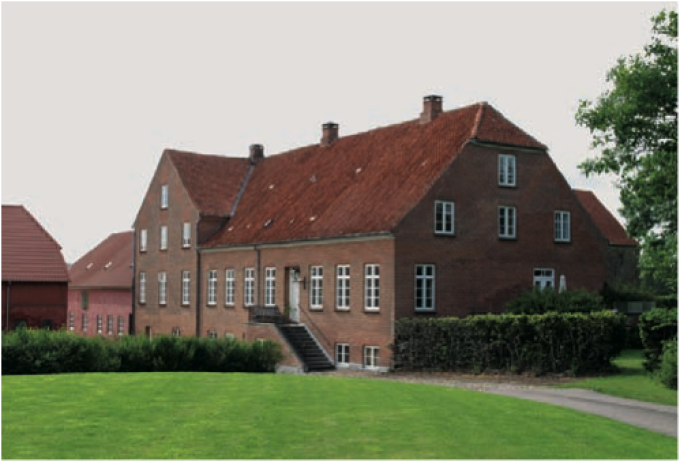 Tyrstrupgård, en af slægten Emmiksens herregårde omkring år 1500. Stuehuset stammer fra 1812, men rummer dele af en bygning fra omkring år 1600. Tyrstrupgård, en af slægten Emmiksens herregårde omkring år 1500. Stuehuset stammer fra 1812, men rummer dele af en bygning fra omkring år 1600.