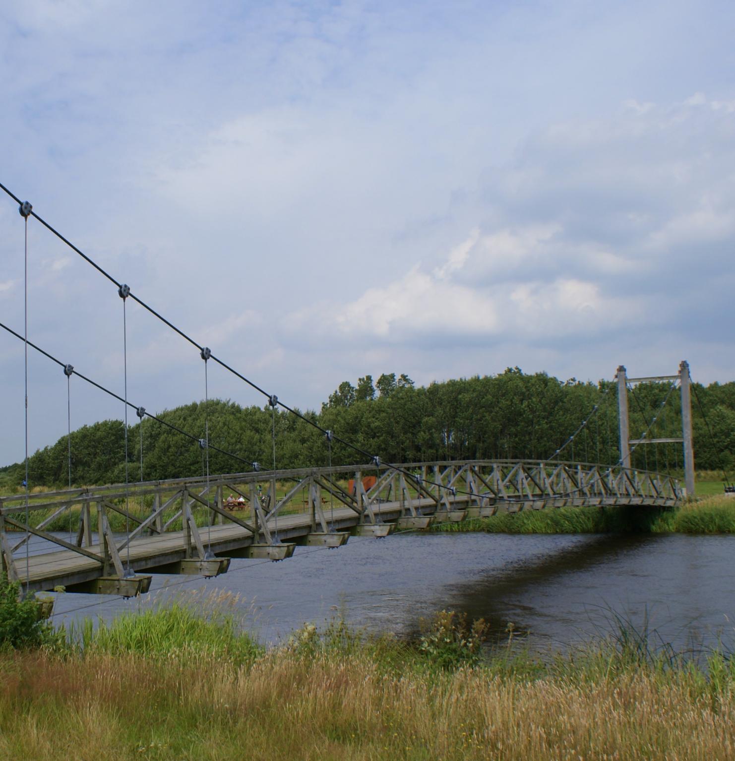 Hængebro over Skjern Å. Foto: Wikimedia Commons