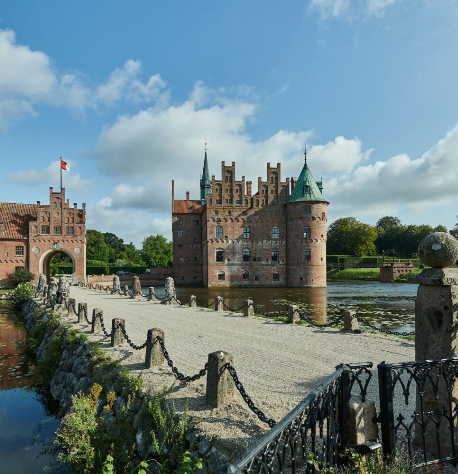 Egeskov Slot med hovedbygning og sidebygning