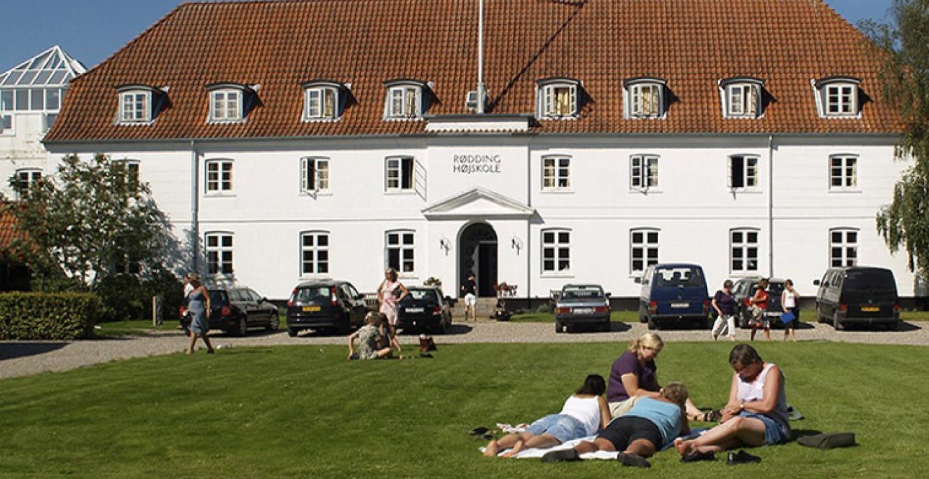 Rødding Højskole er Danmarks ældste folkehøjskole. Den ligger i Rødding i den nordlige del af Sønderjylland og grundlagt i 1844. Rødding Højskole er Danmarks ældste folkehøjskole. Den ligger i Rødding i den nordlige del af Sønderjylland og grundlagt i 1844.