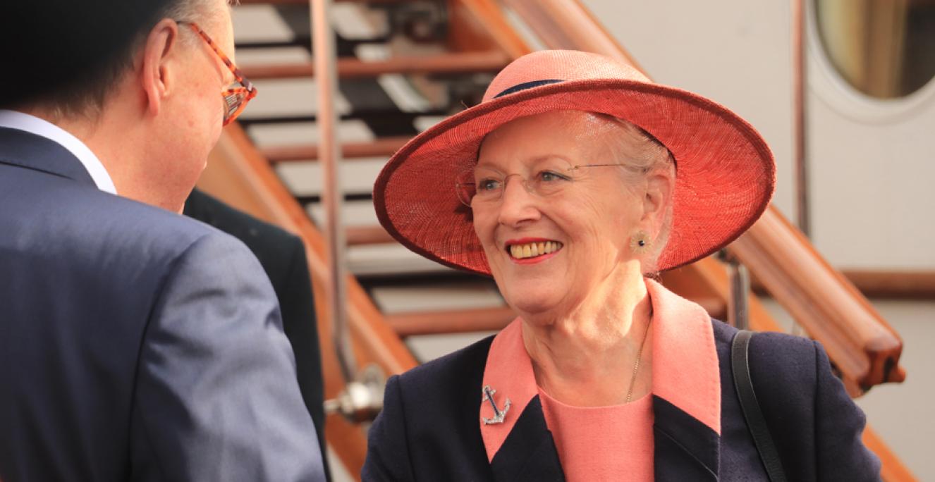 Dronning Margrethe er ankommet til Slesvig-Holsten. På billedet er det Kim Andersen, dansk generalkonsul i Flensborg, der tager imod dronningen på kajen i Flensborg. Foto: Grænseforeningen Dronning Margrethe er ankommet til Slesvig-Holsten. På billedet er det Kim Andersen, dansk generalkonsul i Flensborg, der tager imod dronningen på kajen i Flensborg. Foto: Grænseforeningen