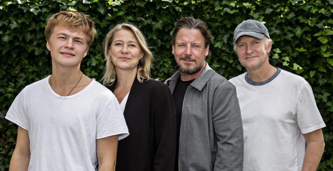 Det er Sebastian Byder, Trine Dyrholm, Anders W. Berthelsen og Ulrich Thomsen, der skal spille hovedrollerne i filmatiseringen af Erling Jepsens krigsroman 'Erna i krig'. Det er Sebastian Byder, Trine Dyrholm, Anders W. Berthelsen og Ulrich Thomsen, der skal spille hovedrollerne i filmatiseringen af Erling Jepsens krigsroman 'Erna i krig'.
