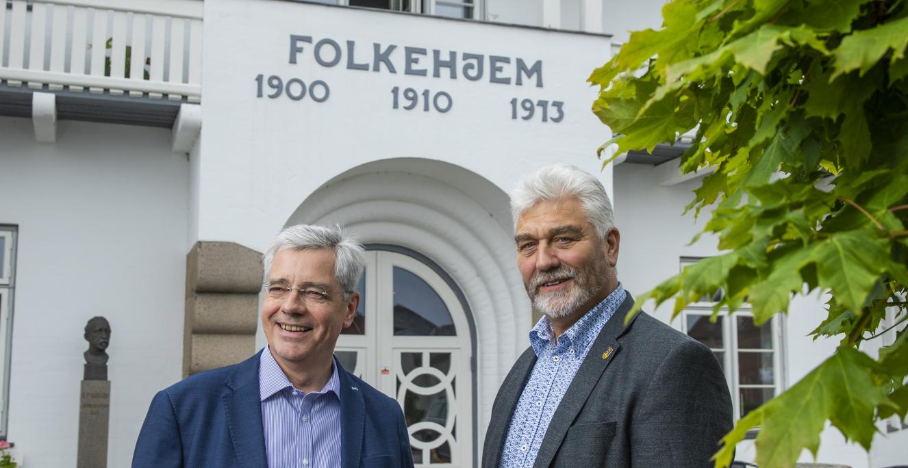 Overalt i og uden for det sønderjyske forsamlingshus, Folkehjem, i Aabenraa, mindes den besøgende om Genforeningen.