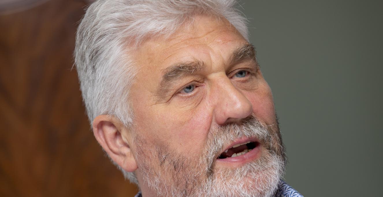 Hinrich Jürgensen, formand i Bund Deutscher Nordschleswiger: “I det tyske mindretal taler vi heller ikke om en fejring af Genforeningen. Faktisk synes vi, det er lidt af en retorisk genistreg at kalde det en genforening. Tværtimod delte man jo Slesvig i 1920, så der blev tale om et Nord- og et Sydslesvig.”