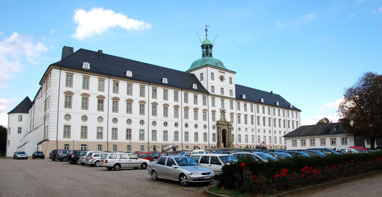 På Gottorp Slot kan man bl.a. besøge to museer. På Gottorp Slot kan man bl.a. besøge to museer.