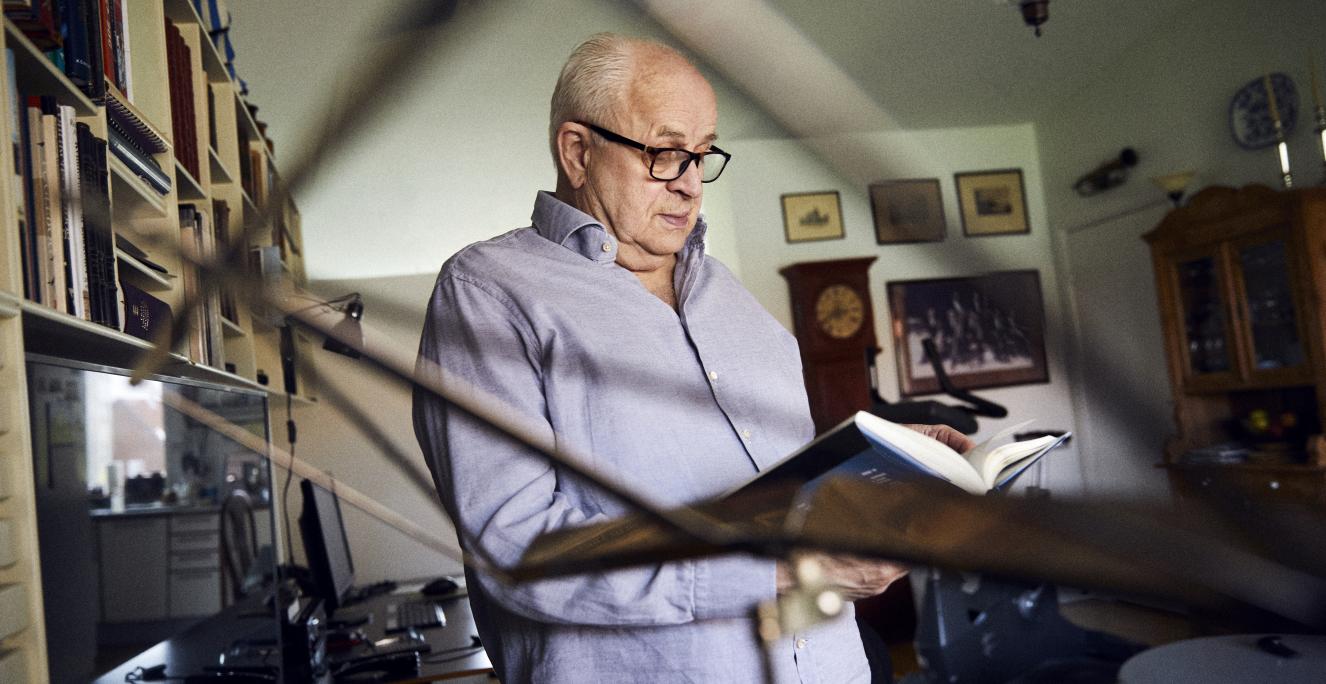 I Valdemar Rasmussens barndomshjem i Tønder blev der talt rigsdansk, da hans mor stammede fra Sjælland og hans far fra Fyn. Men på gaden hørte han dansk, tysk og sønderjysk, og allerede som barn tog han den sønderjyske dialekt, ‘æ sproch’, til sig og har siden skrevet og komponeret en række sange på dialekten. I Valdemar Rasmussens barndomshjem i Tønder blev der talt rigsdansk, da hans mor stammede fra Sjælland og hans far fra Fyn. Men på gaden hørte han dansk, tysk og sønderjysk, og allerede som barn tog han den sønderjyske dialekt, ‘æ sproch’, til sig og har siden skrevet og komponeret en række sange på dialekten.