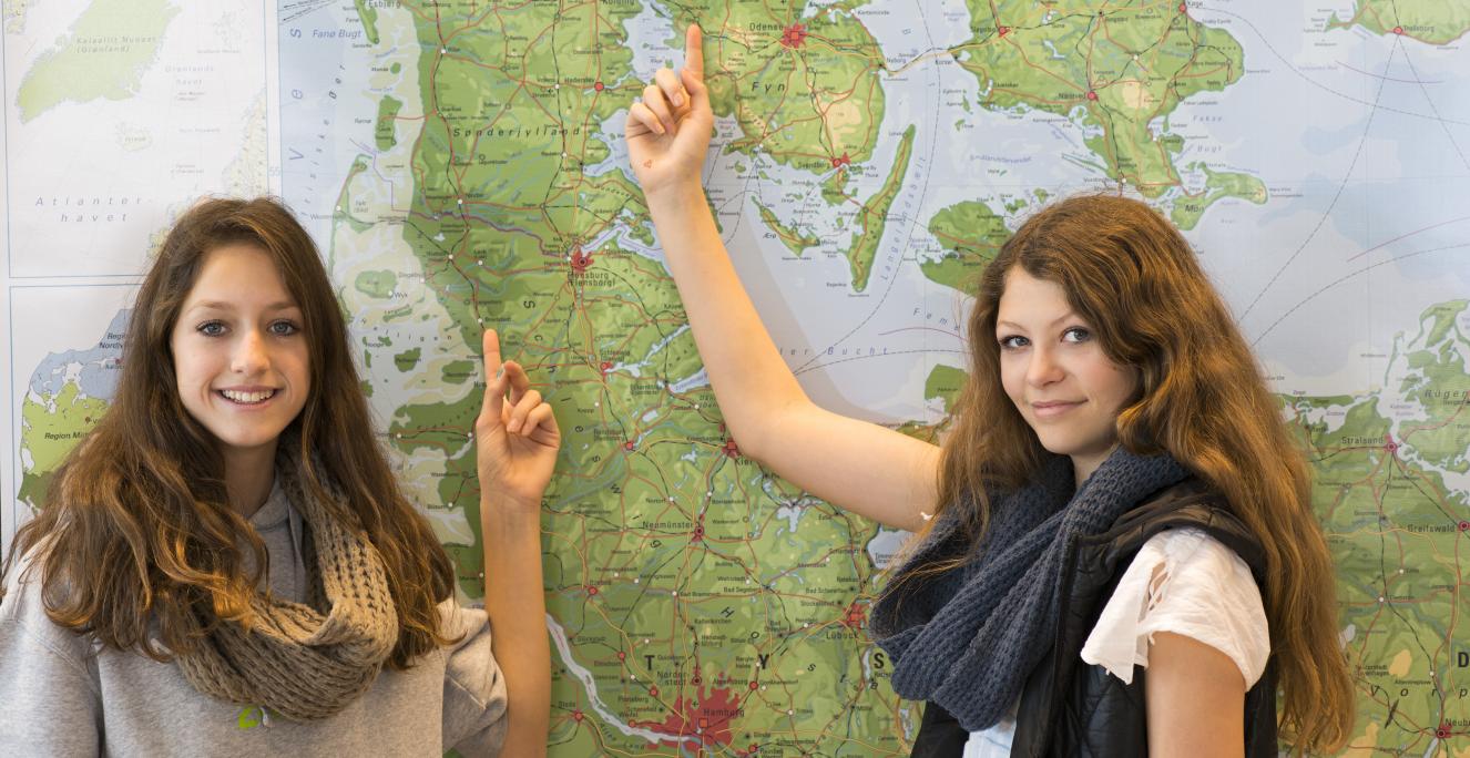 Udvekslingselever foran Danmarksskort