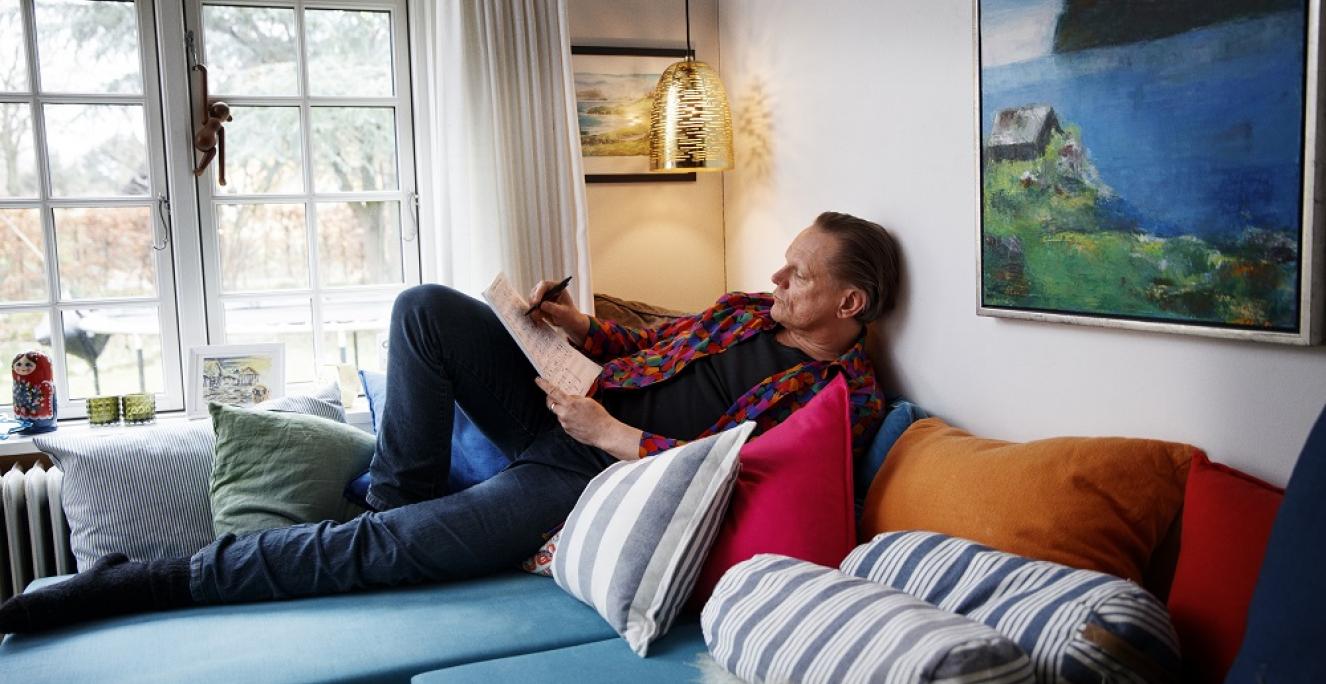 “Jeg forestiller mig ikke, at jeg skal sidde oven på en genforeningssten og spille harmonika. Men det er oplagt at inddrage genforeningsstenene, der jo markerer, at Genforeningen ikke kun er et anliggende for sønderjyderne, men for alle danskere”, siger Sigurd Barrett. “Jeg forestiller mig ikke, at jeg skal sidde oven på en genforeningssten og spille harmonika. Men det er oplagt at inddrage genforeningsstenene, der jo markerer, at Genforeningen ikke kun er et anliggende for sønderjyderne, men for alle danskere”, siger Sigurd Barrett.