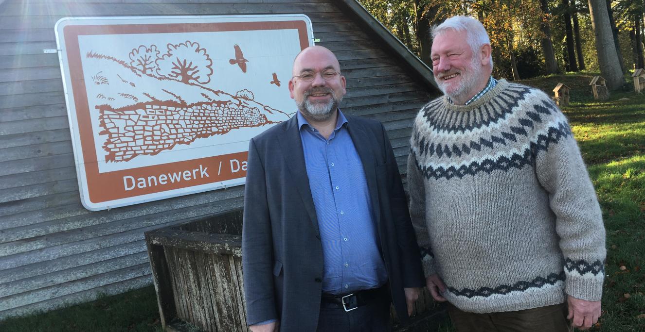 Lars Erik Bethge (tv.) bliver pr. 1. februar 2020 ny leder af Danevirke Museum. Han tager over efter Nis Hardt (th.), der går på pension. Lars Erik Bethge (tv.) bliver pr. 1. februar 2020 ny leder af Danevirke Museum. Han tager over efter Nis Hardt (th.), der går på pension.