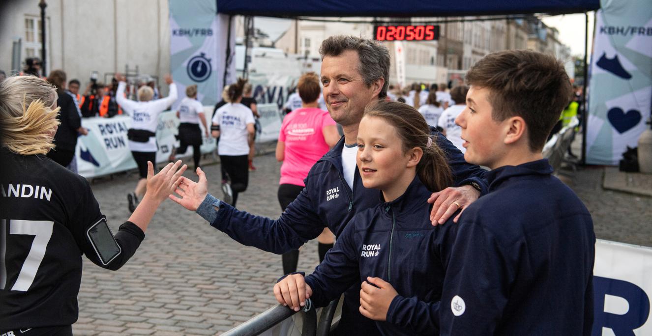 Kronprins Frederik uddelte highfives til Royal Run 2019 ved målstregen foran Amalienborg sammen med børnene prins Christian og prinsesse Isabella. Kronprins Frederik uddelte highfives til Royal Run 2019 ved målstregen foran Amalienborg sammen med børnene prins Christian og prinsesse Isabella.