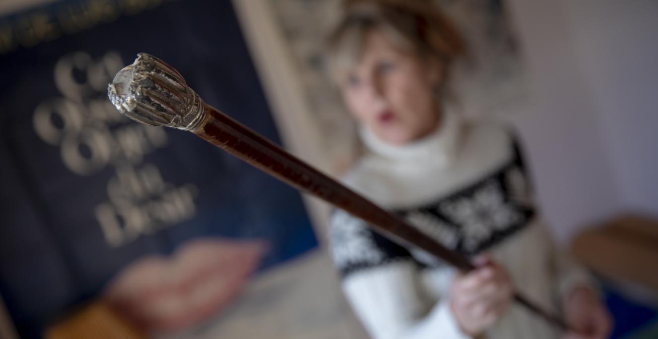 Stokken har tilhørt Anna Elisabeth Jessens bedstemors bror, og den stammer fra hans tid som værnepligtig i den tyske hær lige før Første Verdenskrig. Anna Elisabeth Jessen fik den undersøgt på Sønderborg Museum og fandt ud af, at den var lavet af en form for papmache, bestående af kærestebreve, som hendes bedstemors bror havde modtaget fra unge kvinder fra landsbyen ved hans fødegård nær Haderslev.