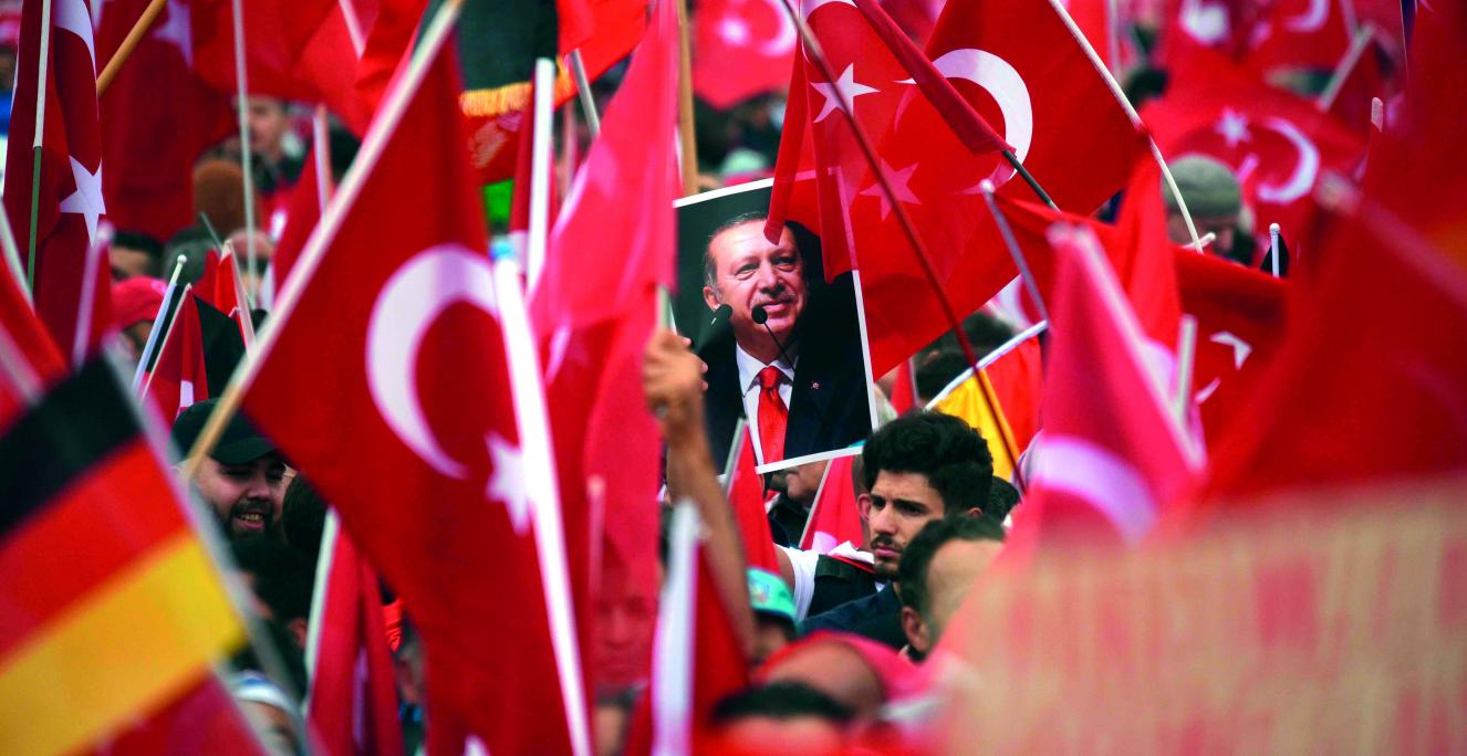 “Vores præsident længe leve!” lød det i Kølns gader i foråret 2017, da tysk-tyrkere demonstrerede til fordel for den tyrkiske præsident Recep Erdogan og hans forslag om en forfatningsændring i Tyrkiet. Konflikten mellem Tyrkiet og Tyskland i anledning af den tyrkiske valgkamp på tysk jord har fået flere tyske politikere til at sætte spørgsmålstegn ved dobbelt statsborgerskab i Tyskland. Foto: Scanpix/Henning Kaiser “Vores præsident længe leve!” lød det i Kølns gader i foråret 2017, da tysk-tyrkere demonstrerede til fordel for den tyrkiske præsident Recep Erdogan og hans forslag om en forfatningsændring i Tyrkiet. Konflikten mellem Tyrkiet og Tyskland i anledning af den tyrkiske valgkamp på tysk jord har fået flere tyske politikere til at sætte spørgsmålstegn ved dobbelt statsborgerskab i Tyskland. Foto: Scanpix/Henning Kaiser
