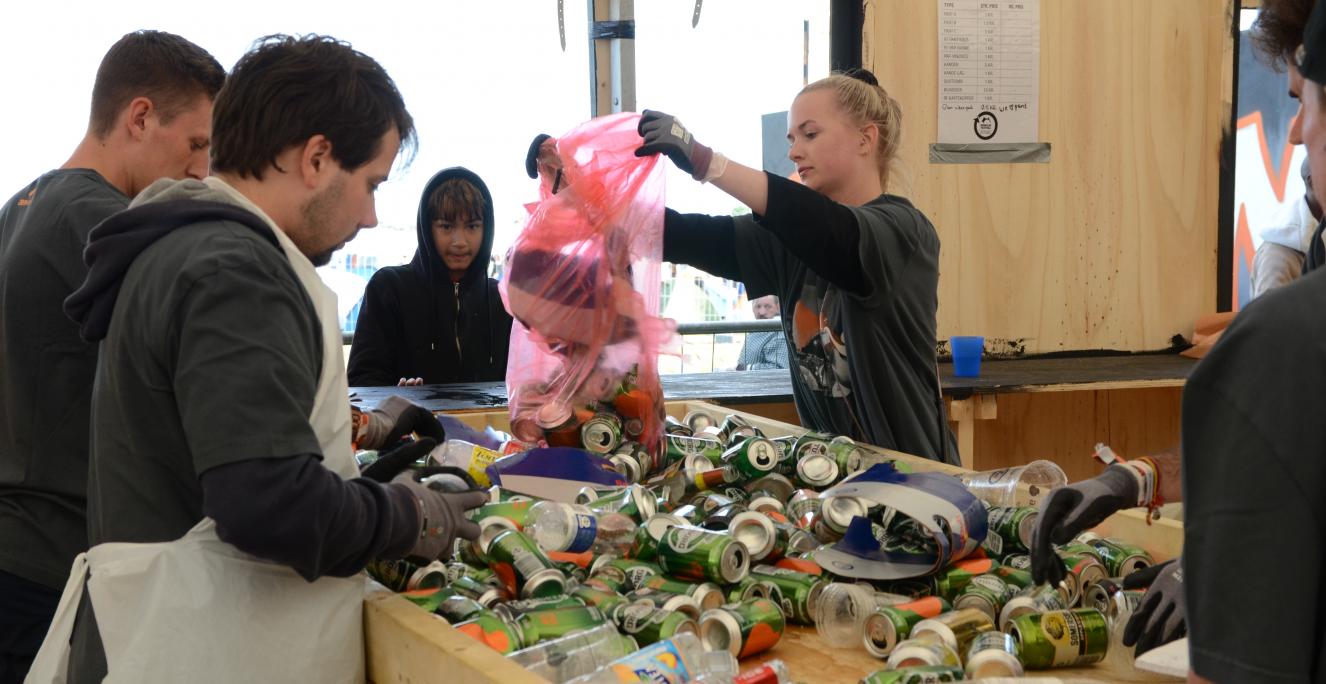 Hver drikkebeholder skal sorteres efter type, når panten gøres op på de store træborde.