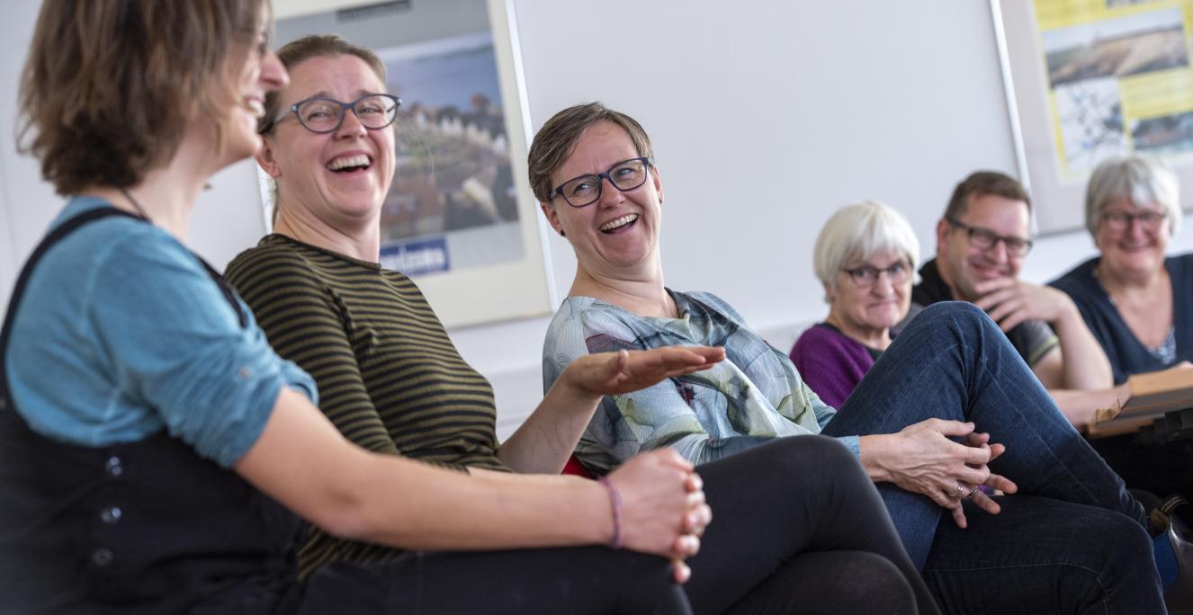 Sonia Kirkaldy Nielsen, nr. 3 f.v., var sidste år sammen med sin mand og datter samt feriebarn fra Sydslesvig på højskole i Silkeborg, men denne efterårsferie valgte de at tage på familie-sprog festival i Sydslesvig. Sonia Kirkaldy Nielsen, nr. 3 f.v., var sidste år sammen med sin mand og datter samt feriebarn fra Sydslesvig på højskole i Silkeborg, men denne efterårsferie valgte de at tage på familie-sprog festival i Sydslesvig.