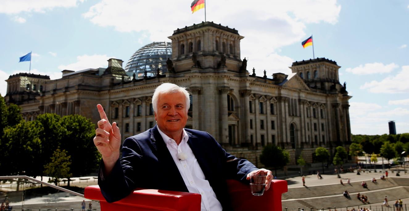 Den tyske debat om Heimat fik en yderligere dimension, da Horst Seehofer (CSU) i marts blev minister i et nyt ministerium for indenrigs-, bygge- og hjemstavnsanliggender. Her ses han foran den tyske Forbundsdag i Berlin ved et interview med det offentlige tyske medie ARD. Den tyske debat om Heimat fik en yderligere dimension, da Horst Seehofer (CSU) i marts blev minister i et nyt ministerium for indenrigs-, bygge- og hjemstavnsanliggender. Her ses han foran den tyske Forbundsdag i Berlin ved et interview med det offentlige tyske medie ARD.
