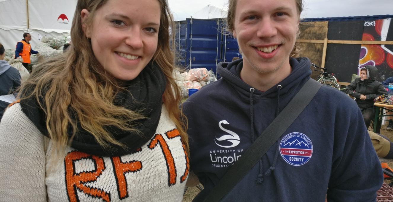 Ina Heinemeier, der har været engageret i pantboden i tre år, har i år strikket sin egen Roskilde Festival-bluse og fået engelske David De Barry med som frivillig. 