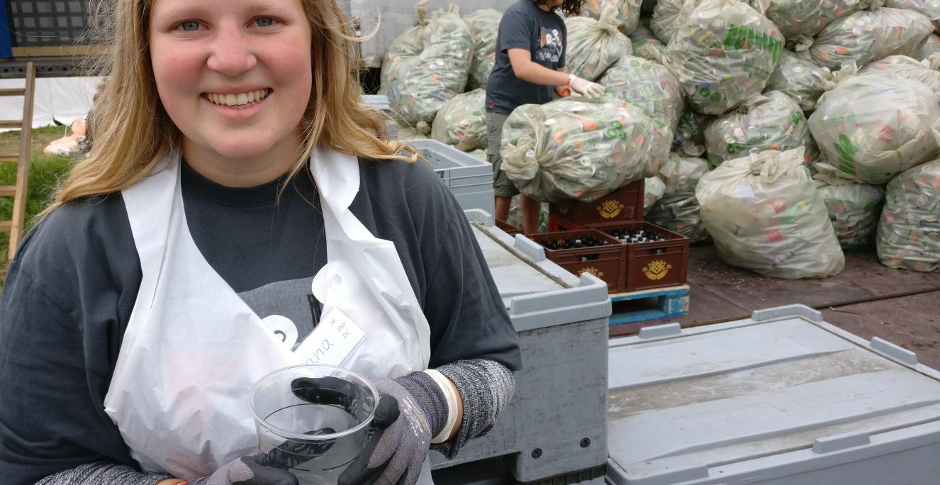 Det fedeste ved festivalen? “I dag synes jeg faktisk, det var super fedt at arbejde”, siger 21-årige Jana Resch, der til dagligt læser til lærer i Flensborg. 