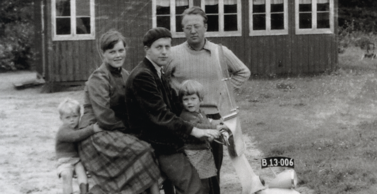 I 1952 blev Karl Otto Meyer af regeringen i Slesvig-Holsten suspenderet fra sit arbejde som skoleleder. Her ses han foran skolen i Skovlund sammen med sin kone Marie og børnene Flemming og Bodil. Manden, der står op, er en af familiens gode venner, Benny Bjørn Møller, der i dag bor i Hørsholm og i øvrigt er medlem af Grænseforeningen. Familien Meyer sidder på hans scooter. I 1952 blev Karl Otto Meyer af regeringen i Slesvig-Holsten suspenderet fra sit arbejde som skoleleder. Her ses han foran skolen i Skovlund sammen med sin kone Marie og børnene Flemming og Bodil. Manden, der står op, er en af familiens gode venner, Benny Bjørn Møller, der i dag bor i Hørsholm og i øvrigt er medlem af Grænseforeningen. Familien Meyer sidder på hans scooter.