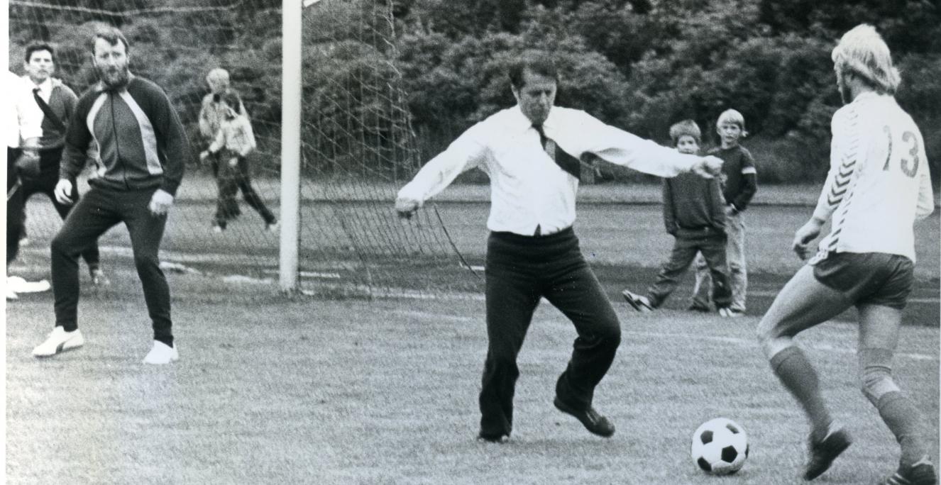 Karl Otto Meyer holdt sig ikke tilbage fra at deltage i folkelige sammenhænge, som her, hvor han i skjorte og slips deltager i en fodboldkamp i 1981. Karl Otto Meyer holdt sig ikke tilbage fra at deltage i folkelige sammenhænge, som her, hvor han i skjorte og slips deltager i en fodboldkamp i 1981.