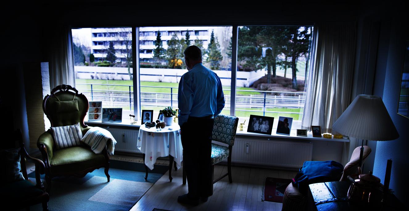 I Kjeld Holm og hans kone, Birthes, hjem i Aarhus, står en del møbler, som er arvestykker fra Kjeld Holms forældre. De minder ham om en opvækst i Sønderjylland, hvor han fik en stærk fornemmelse for historiens og stedets betydning for identiteten. I Kjeld Holm og hans kone, Birthes, hjem i Aarhus, står en del møbler, som er arvestykker fra Kjeld Holms forældre. De minder ham om en opvækst i Sønderjylland, hvor han fik en stærk fornemmelse for historiens og stedets betydning for identiteten.
