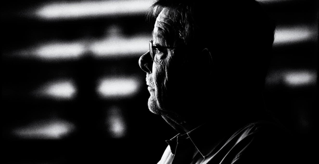 Kjeld Holm flyttede fra Sønderjylland til Aarhus i 1965 og oplevede det, som om verden udvidede sig. I Aarhus mødte han blandt andet idehistorikeren Johannes Sløk, som blev hans læremester og nære ven. Han har ikke siden for alvor overvejet at flytte tilbage til sin fødeegn. Kjeld Holm flyttede fra Sønderjylland til Aarhus i 1965 og oplevede det, som om verden udvidede sig. I Aarhus mødte han blandt andet idehistorikeren Johannes Sløk, som blev hans læremester og nære ven. Han har ikke siden for alvor overvejet at flytte tilbage til sin fødeegn.