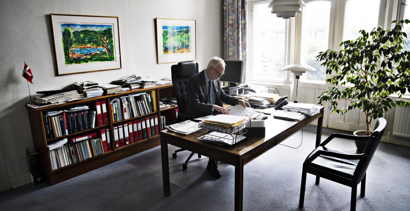 "Man skal være klar over, at der er vældig meget rugbrødsarbejde forbundet med at være generalkonsul i Flensborg. Det er ikke så glamourøst", siger Henrik Becker-Christensen. "Man skal være klar over, at der er vældig meget rugbrødsarbejde forbundet med at være generalkonsul i Flensborg. Det er ikke så glamourøst", siger Henrik Becker-Christensen.