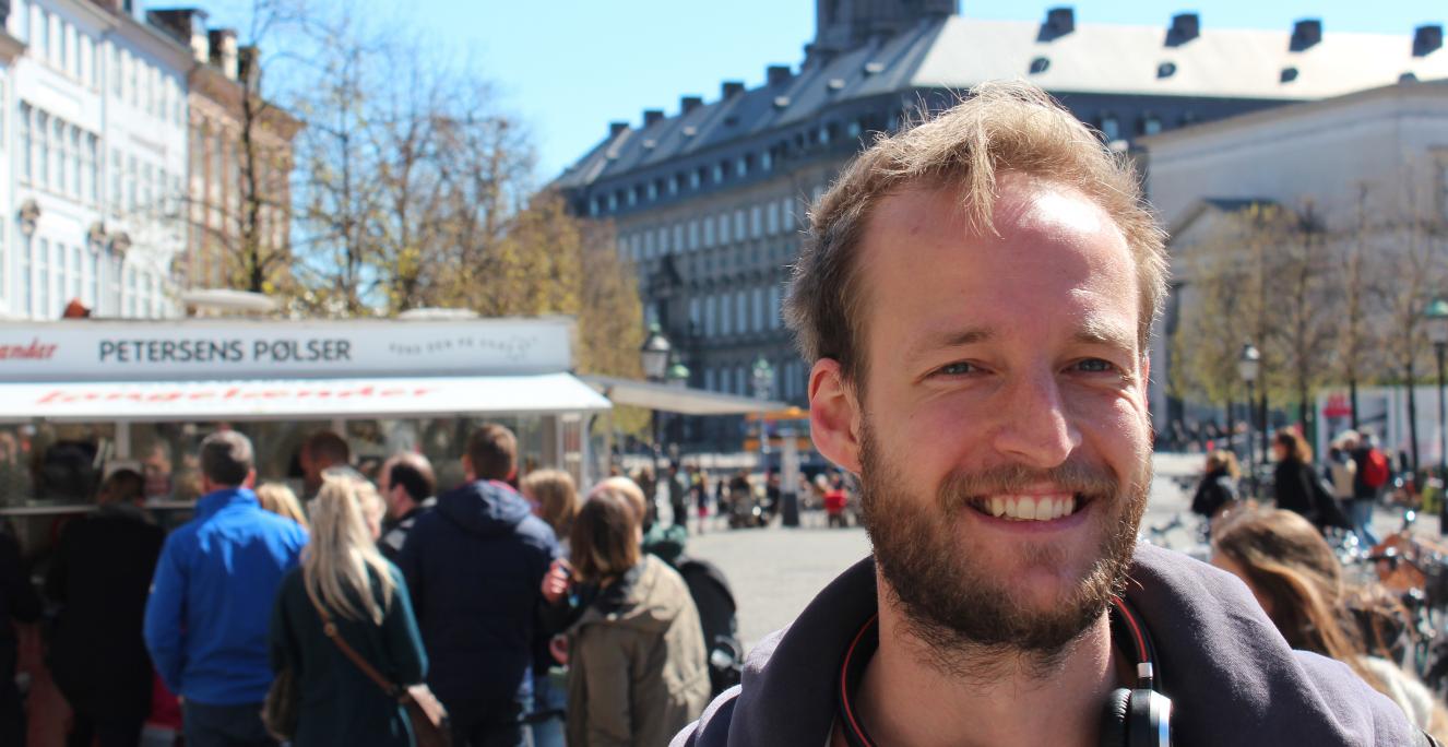 ”Nej, det udsagn er jeg uenig i. Det ekskluderer jo danskere, der bor i udlandet. Helt grundlæggende er jeg ikke særligt interesseret i begrebet ”det danske folk”. Når folk kommer udefra, er det vigtigt at der er en gensidig respekt mellem dem og os, men om man er dansk eller ej, det er jeg ligeglad med”, siger Morten Hedegaard, 29 år, psykolog, København. ”Nej, det udsagn er jeg uenig i. Det ekskluderer jo danskere, der bor i udlandet. Helt grundlæggende er jeg ikke særligt interesseret i begrebet ”det danske folk”. Når folk kommer udefra, er det vigtigt at der er en gensidig respekt mellem dem og os, men om man er dansk eller ej, det er jeg ligeglad med”, siger Morten Hedegaard, 29 år, psykolog, København.