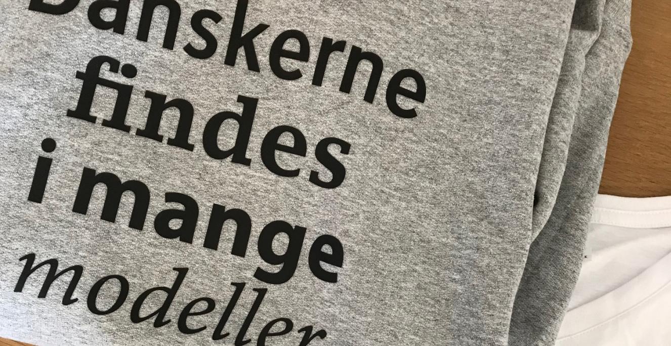 Grænseforeningens hættetrøjer med teksten "Danskerne findes i mange modeller". Grænseforeningens hættetrøjer med teksten "Danskerne findes i mange modeller".