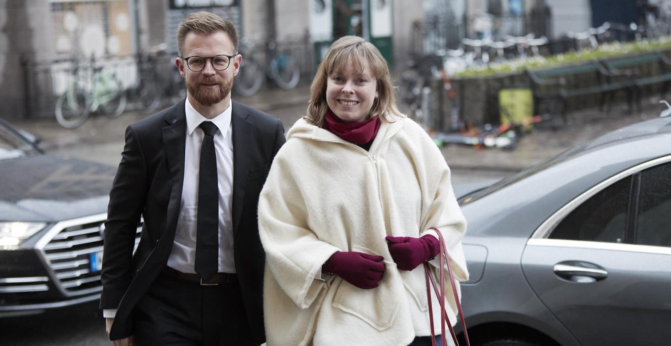 Transportminister Benny Engelbrecht (S) og kulturminister Joy Mogensen (S) ankommer til festgudstjenesten. Foto: Thomas Tolstrup. Transportminister Benny Engelbrecht (S) og kulturminister Joy Mogensen (S) ankommer til festgudstjenesten. Foto: Thomas Tolstrup.