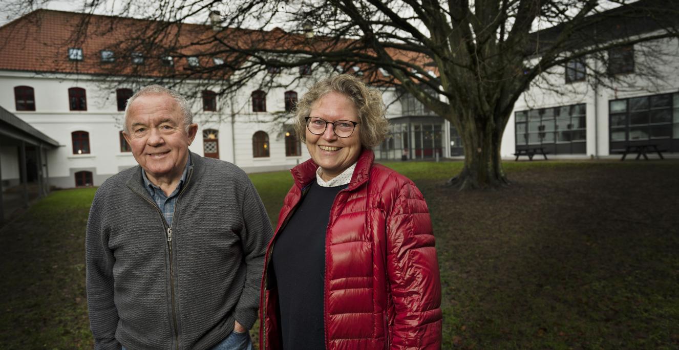 Uden for Hoptrup Friskole står en blodbøg, der er plantet til minde om Genforeningen i 1920. Den nationale symbolik med at plante træer som monumenter findes også i forbindelse med fredsslutningen efter Første Verdenskrig og Grundloven i 1849. Peter Popp Andersen tror dog, at blodbøgen i Hoptrup først er plantet senere end 1920. Uden for Hoptrup Friskole står en blodbøg, der er plantet til minde om Genforeningen i 1920. Den nationale symbolik med at plante træer som monumenter findes også i forbindelse med fredsslutningen efter Første Verdenskrig og Grundloven i 1849. Peter Popp Andersen tror dog, at blodbøgen i Hoptrup først er plantet senere end 1920.