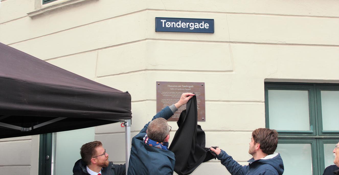 Transportminister Benny Engelbrecht (S), Henrik Frandsen (V), borgmester i Tønder Kommune, og Jonas Bjørn Jensen (S), medlem af Kultur- og Fritidsudvalget, Københavns Kommune, indviede i går en mindeplade, der fortæller om båndene mellem Sønderjylland og København.