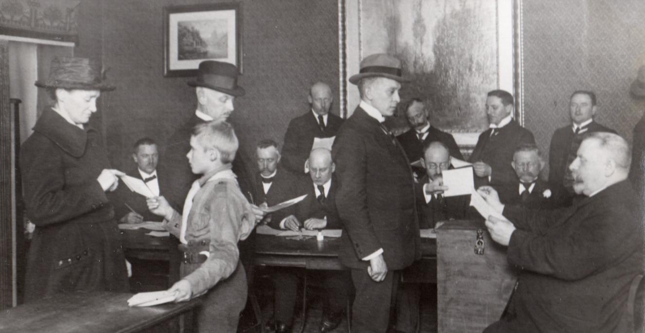 Fra afstemningsdagen den 10. februar 1920 i Sønderborg. Foto: Sønderborg Lokalhistoriske Arkiv Fra afstemningsdagen den 10. februar 1920 i Sønderborg. Foto: Sønderborg Lokalhistoriske Arkiv