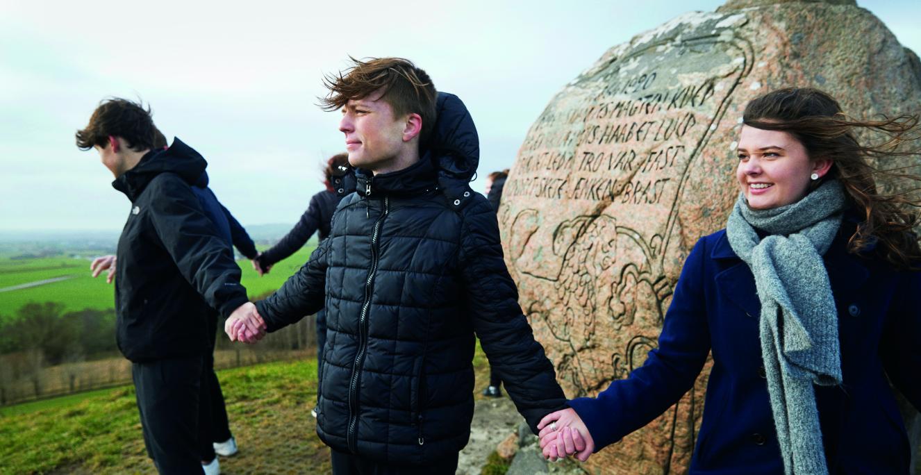 Elever fra Fårevejle Efterskole tager forskud på eventet 'Genforen dit fællesskab' ved genforeningsstenen på Esterhøj i Odsherred.Foto: Thomas Tolstrup Elever fra Fårevejle Efterskole tager forskud på eventet 'Genforen dit fællesskab' ved genforeningsstenen på Esterhøj i Odsherred.Foto: Thomas Tolstrup