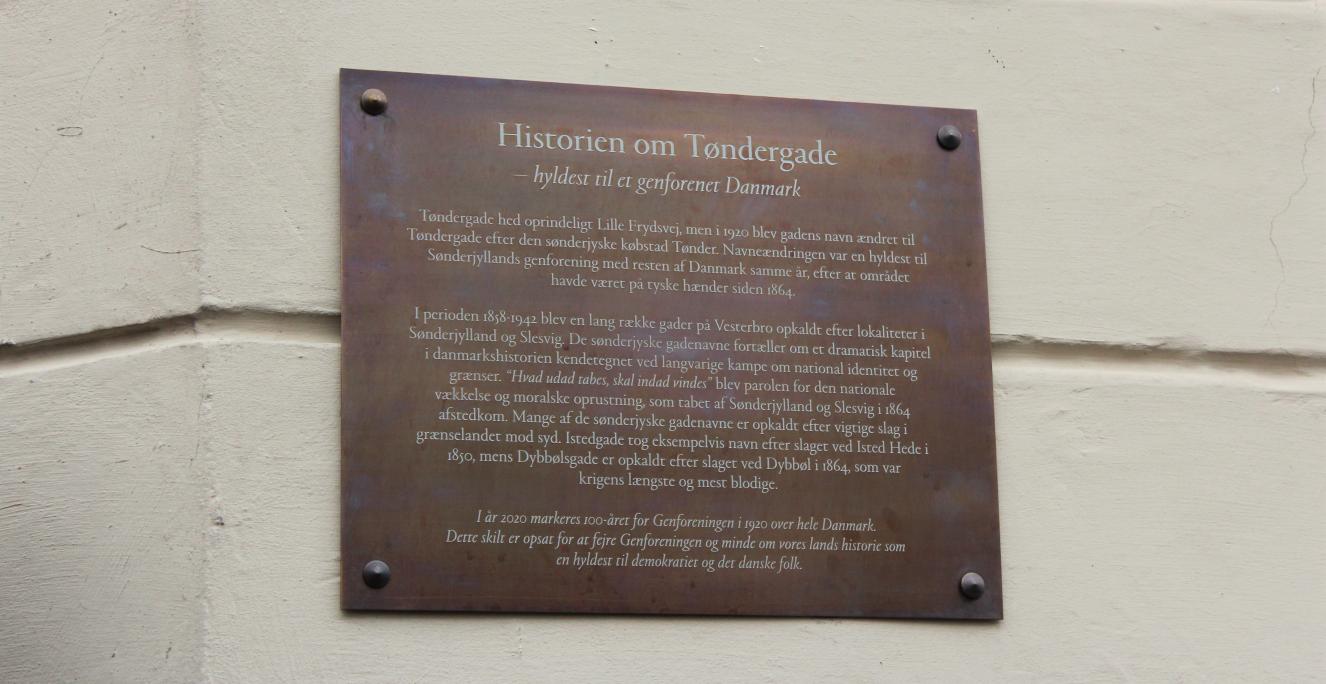 'Historien om Tøndergade - hyldest til et genforenet Danmark' er overskriften på den mindeplade, der i går blev indviet i København.