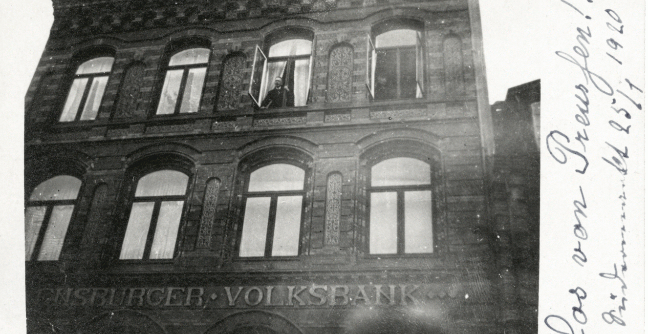 "Los von Preussen! Redaktør Ernst Christensen taler den 25. januar 1920 fra 2. salen over Flensburger Volksbank til folkemængden på Søndertorv i Flensborg. Budskabet er enkelt: Målet er at løsrive Slesvig fra Preussen: "Los von Preussen!" "Los von Preussen! Redaktør Ernst Christensen taler den 25. januar 1920 fra 2. salen over Flensburger Volksbank til folkemængden på Søndertorv i Flensborg. Budskabet er enkelt: Målet er at løsrive Slesvig fra Preussen: "Los von Preussen!"
