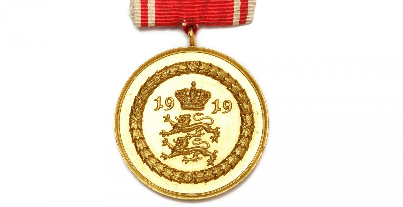 Sønderjylland for Danmark / afstemnings- eller genforeningsmedaille 1919. Hammerslag: 12.500 kr. Sønderjylland for Danmark / afstemnings- eller genforeningsmedaille 1919. Hammerslag: 12.500 kr.