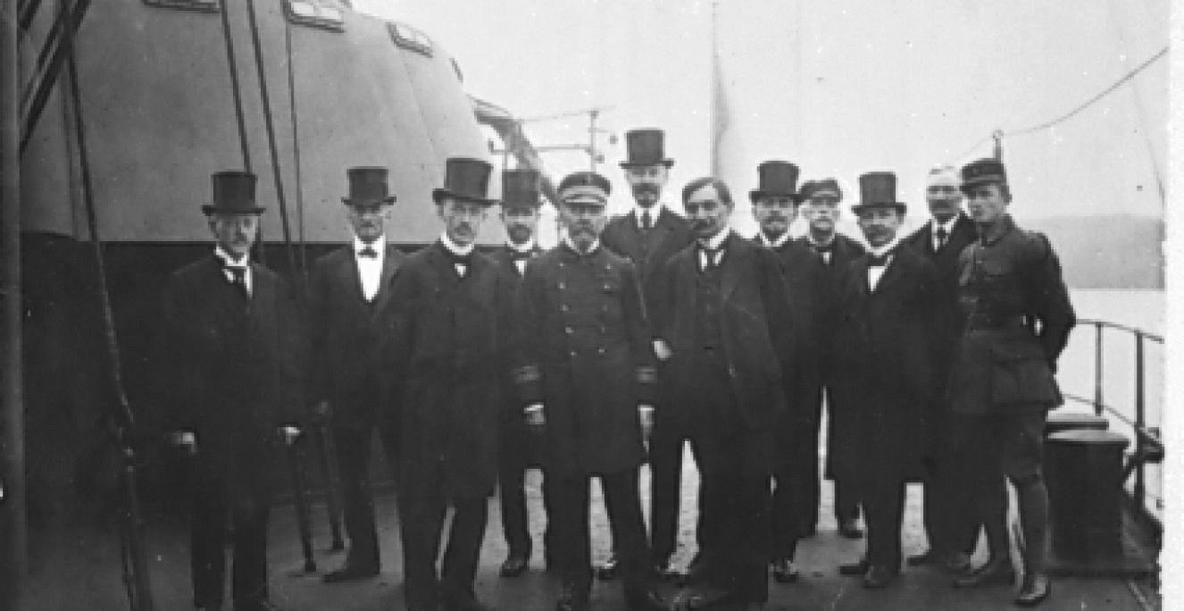 Den 26. august 1919 stævnede det franske krigsskib "La Marseillaise" ind i Flensborg Fjord. Ernst Christiansen (der ses med høj hat til venstre for kaptajnen) har beskrevet sine følelser: "Da vi saa det store Skib stævne ind som et Varsel om Befrielsen efter en Tid med skiftende Stemninger, hvori mange Slags Skuffelser til sidst havde lagt ligesom en Skal om Hjertet, trængte Taarerne sig frem samtidigt med Smilet." Den 26. august 1919 stævnede det franske krigsskib "La Marseillaise" ind i Flensborg Fjord. Ernst Christiansen (der ses med høj hat til venstre for kaptajnen) har beskrevet sine følelser: "Da vi saa det store Skib stævne ind som et Varsel om Befrielsen efter en Tid med skiftende Stemninger, hvori mange Slags Skuffelser til sidst havde lagt ligesom en Skal om Hjertet, trængte Taarerne sig frem samtidigt med Smilet."