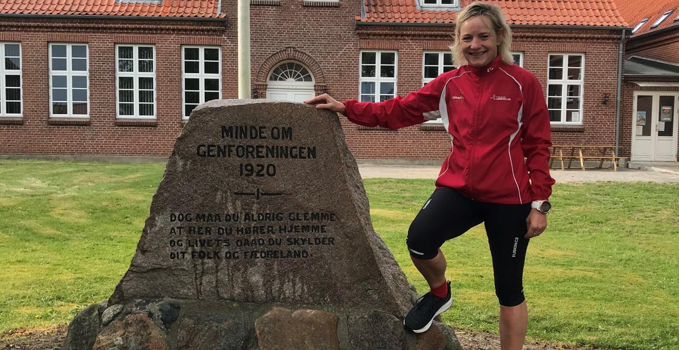 Conni Larsen fra Holm på Nordals er blandt de sønderjyder, der har besøgt en genforeningssten på sin løbetur. Her står hun ved sin lokale genforeningssten i Holm. Conni Larsen fra Holm på Nordals er blandt de sønderjyder, der har besøgt en genforeningssten på sin løbetur. Her står hun ved sin lokale genforeningssten i Holm.