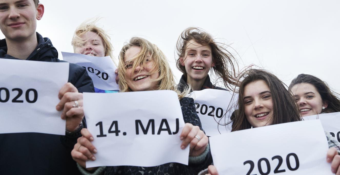 Flere skoler, foreninger og sportsklubber havde glædet sig til at markere 100-året for Genforeningen ved deres lokale genforeningssten torsdag den 14. maj. Under overskriften "Genforen dit fællesskab" er denne markering nu rykket online. Den vil blive afholdt fysisk på et senere tidspunkt. Her er det elever fra Fårevejle Efterskole, der i 2019 tog forskud på begivenheden. Flere skoler, foreninger og sportsklubber havde glædet sig til at markere 100-året for Genforeningen ved deres lokale genforeningssten torsdag den 14. maj. Under overskriften "Genforen dit fællesskab" er denne markering nu rykket online. Den vil blive afholdt fysisk på et senere tidspunkt. Her er det elever fra Fårevejle Efterskole, der i 2019 tog forskud på begivenheden.