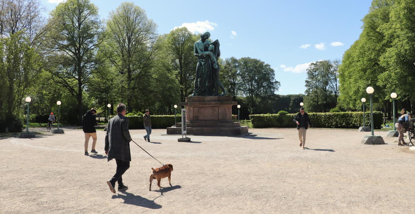 Genforeningsmonumentet i Fælledparken, København, blev afsløret den 1. juli 1930 af daværende borgmester P.J. Pedersen (S) og A.B. Drachmann, daværende formand for Carlsbergfondet. Det var billedhugger Axel Poulsen, der vandt en konkurrence med i alt 112 forslag. På billedet ses de ni, nye lygtepæle, der torsdag blev indviet. Genforeningsmonumentet i Fælledparken, København, blev afsløret den 1. juli 1930 af daværende borgmester P.J. Pedersen (S) og A.B. Drachmann, daværende formand for Carlsbergfondet. Det var billedhugger Axel Poulsen, der vandt en konkurrence med i alt 112 forslag. På billedet ses de ni, nye lygtepæle, der torsdag blev indviet.