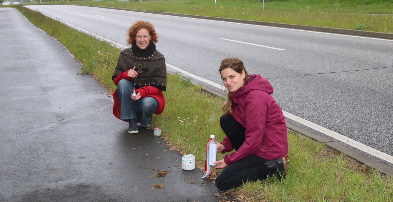 Christina Jacobsen (th.) og veninden Inga Momsen, der er kunstner, vil nu søndag afholde en stille aktion ved grænseovergangen ved Kruså. På billedet ses de to veninder på hver sin side af Krusågrænsen, som man skal have et anerkendelsesværdig formål for at krydse. 