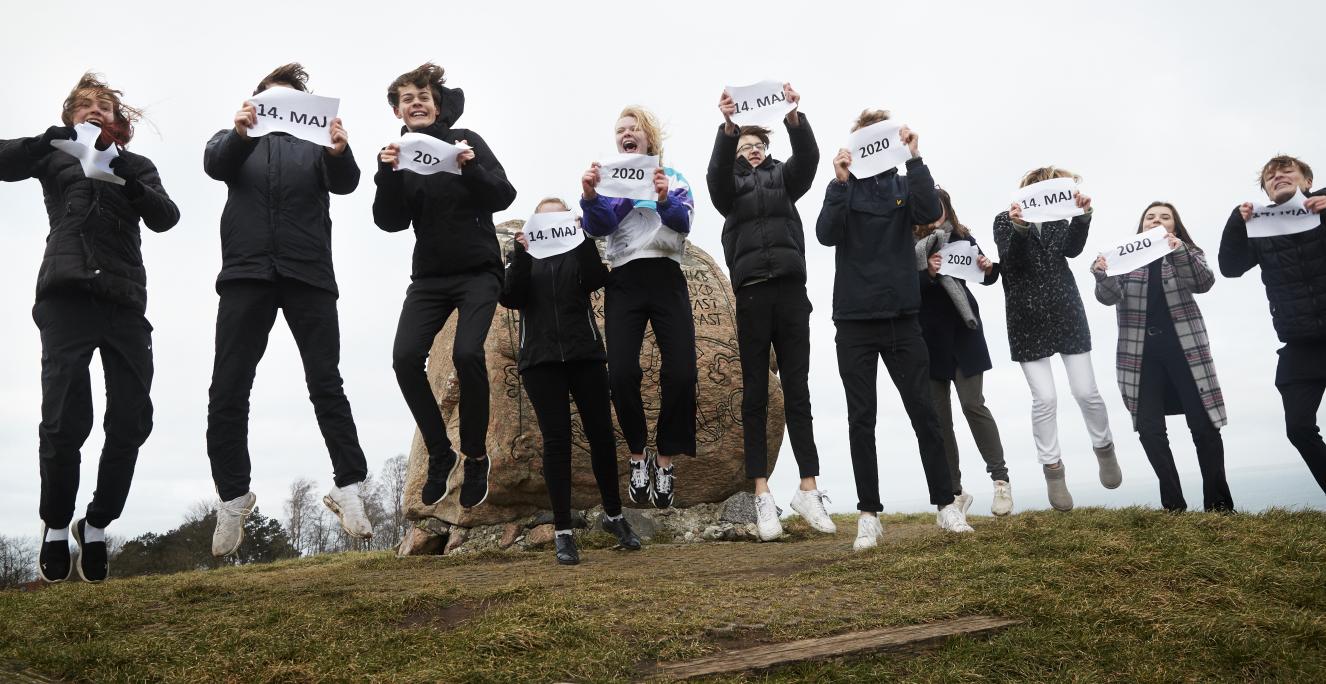 Flere skoler, foreninger og sportsklubber havde glædet sig til at markere 100-året for Genforeningen ved deres lokale genforeningssten torsdag den 14. maj. Under overskriften "Genforen dit fællesskab" er denne markering nu rykket online. Den vil blive afholdt fysisk på et senere tidspunkt. Her er det elever fra Fårevejle Efterskole, der i 2019 tog forskud på begivenheden ved Esterhøjstenen i Odsherred. Flere skoler, foreninger og sportsklubber havde glædet sig til at markere 100-året for Genforeningen ved deres lokale genforeningssten torsdag den 14. maj. Under overskriften "Genforen dit fællesskab" er denne markering nu rykket online. Den vil blive afholdt fysisk på et senere tidspunkt. Her er det elever fra Fårevejle Efterskole, der i 2019 tog forskud på begivenheden ved Esterhøjstenen i Odsherred.