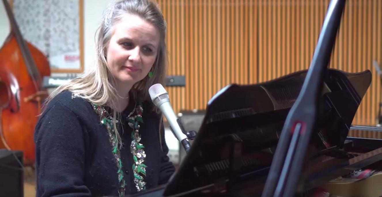 Marianne Søgaard, der har komponeret melodien til den nye genforeningssang 'Hver dag en ny dag', spiller flygel og synger sammen med lærere og elever på Silkeborg Højskole i ny video. Marianne Søgaard, der har komponeret melodien til den nye genforeningssang 'Hver dag en ny dag', spiller flygel og synger sammen med lærere og elever på Silkeborg Højskole i ny video.